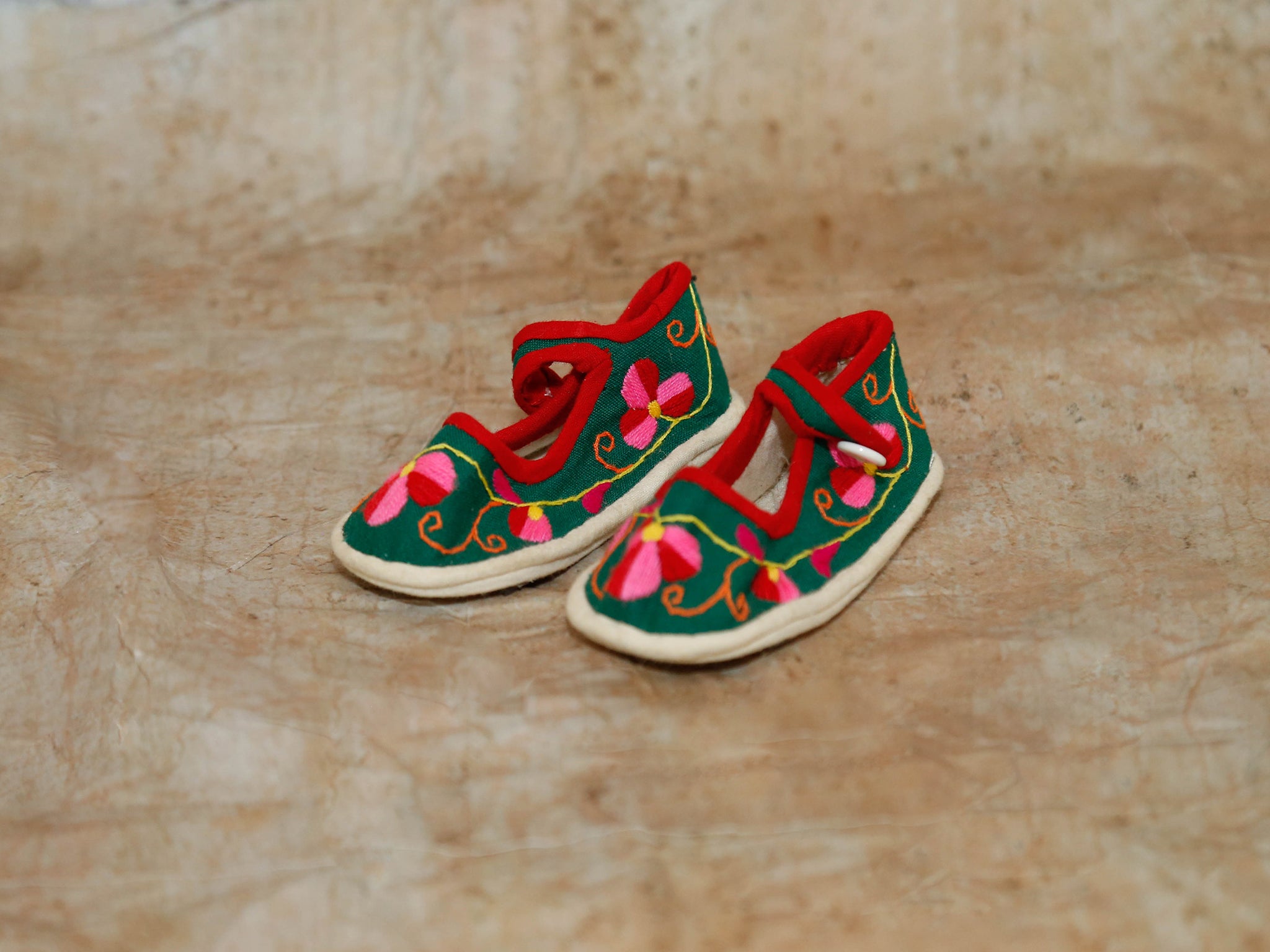 Embroidered Shoe Magnet in Green