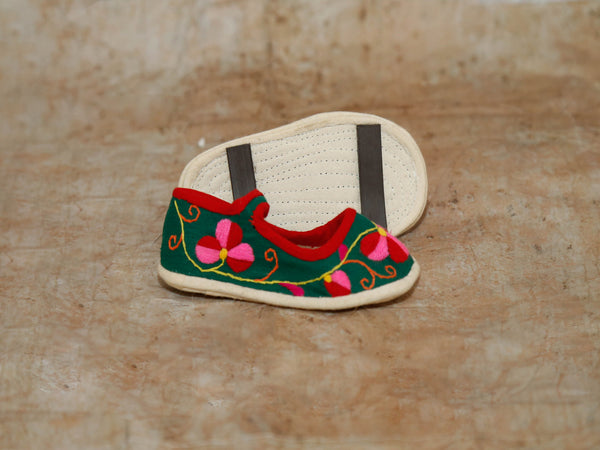 Embroidered Shoe Magnet in Green